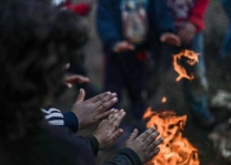 رحلة البحث عن الدفء المفقود في مخيمات النازحين بسوريا