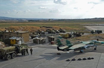 إيران تنقل معدات عسكرية من مطار التيفور إلى الشعيرات بحمص
